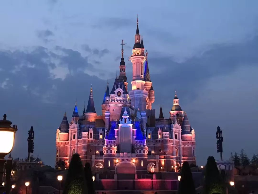 夜晚，上海电视塔上闪烁着美丽的彩灯，像一颗颗璀璨的明珠。
