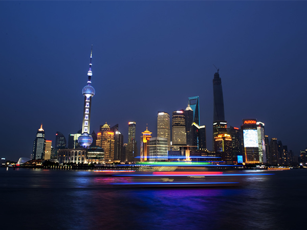 星星点点照亮长廊，临街的商铺里是闪亮的衣裳，美丽的上海让我如此彷徨。
