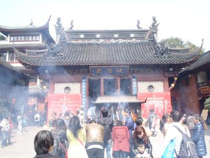 清军南下时，遭到上海地区人民的强烈抵抗，清军将领原准备屠城。屠城前夜，清军将领梦见了秦裕伯，秦警告他不准杀人，这才取消了屠城计划。因秦裕伯“显灵”，救了上海百姓，故被列为城隍爷。