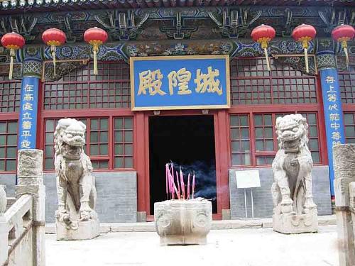 传说他是一个孝子，因其母感叹未见过金銮殿，故专门建了一座象金銮殿的建筑。被人告密，皇帝派员来查，他就连夜将殿改成金山神庙，躲过了一场灾祸。