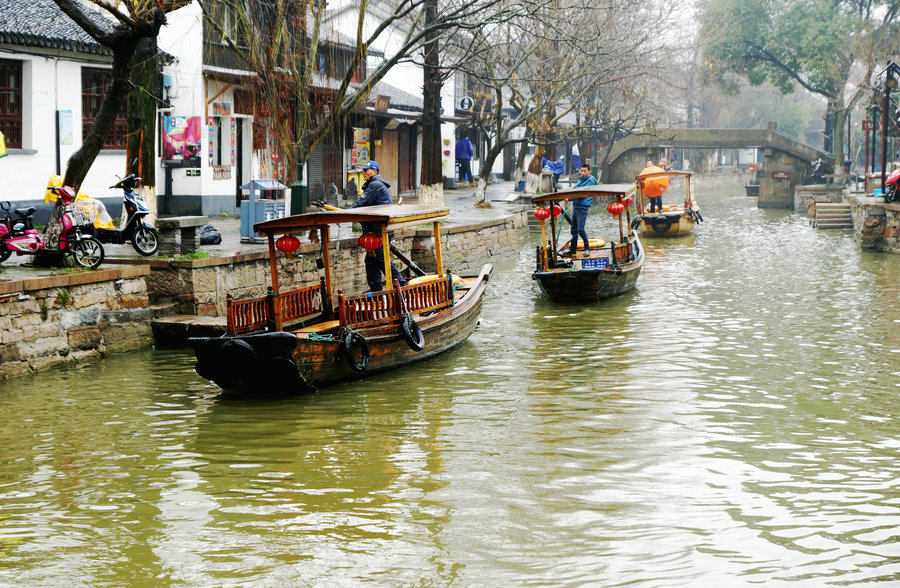 朱家角有北大街、东井街、西井街、大新街、东市街、胜利街、漕河街、东湖街、西湖街等几条老街。 