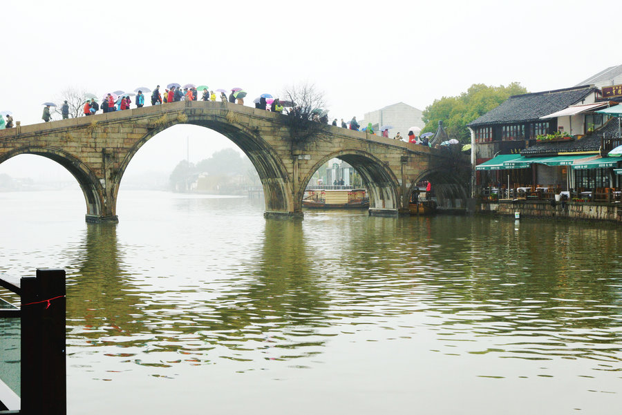 上海朱家角镇属亚热带气候。朱家角在上海、苏州、嘉兴三个城市所围成的三角形中心。