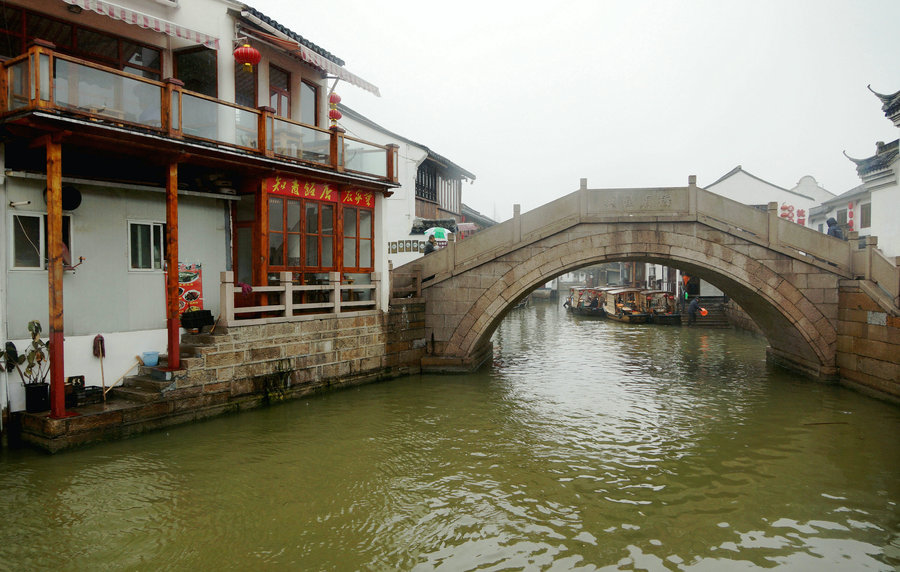 朱家角的西部，有一座淀山，原在淀山湖中，淀山湖由此得名。黄浦江的上游拦路港在镇西流过。漕港穿镇而过，流经青浦，北上汇入苏州河。　　