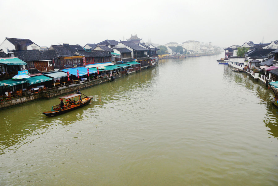 气势恢宏，香客盈门，已被列入市级文物保护单位，因处淀山湖畔，风景秀丽，交通便捷，善男信女遍及海内外。