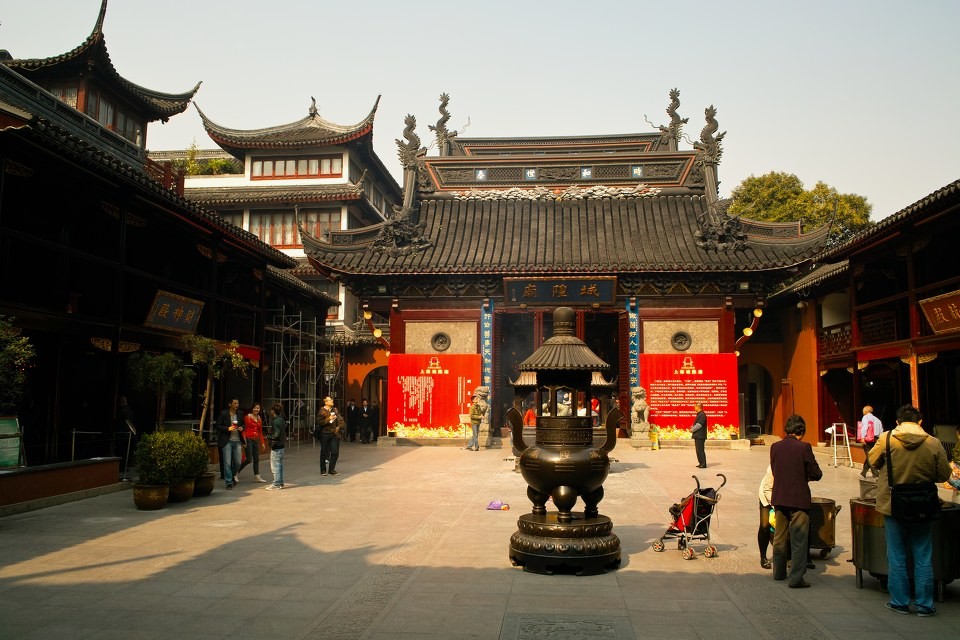 上海老城隍庙原为霍光神祠，供奉的是西汉名将霍光神主。上海建城隍庙，相沿成习，霍光成了上海资格最老的城隍爷。