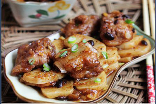 这是上海一种非常经济实惠，独具风味的小吃，已经有了五十多年的历史。在南南北北中，糕点就是中国人的拿手的点心。