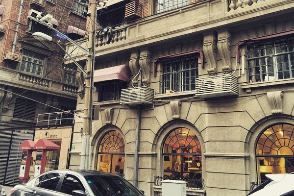 如今更名为武康大楼的诺曼底公寓，被誉为上海最美的公寓建筑。